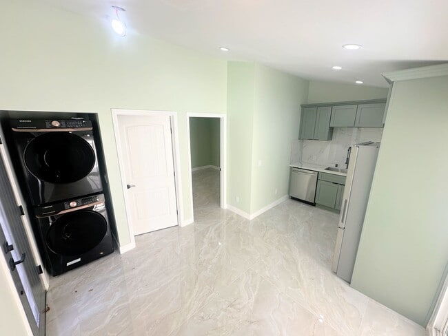 Building Photo - 22235-22241-22243 Wyandotte St. Unit 22243 (JADU)