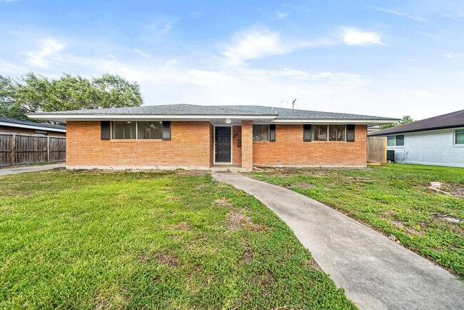 Building Photo - 445 Montclair Dr