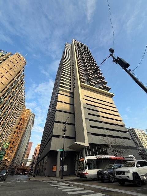 Building Photo - 235 W Van Buren St Unit 2017