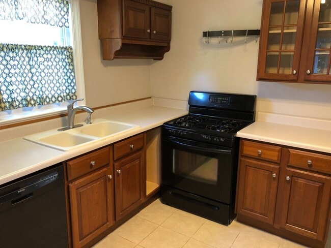 Building Photo - Well Maintained 3Bed/2Bath Single Family HUGE Backyard!