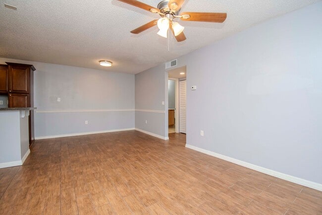Photo - 1/1 Den Upgraded in Brandon in walking dis...