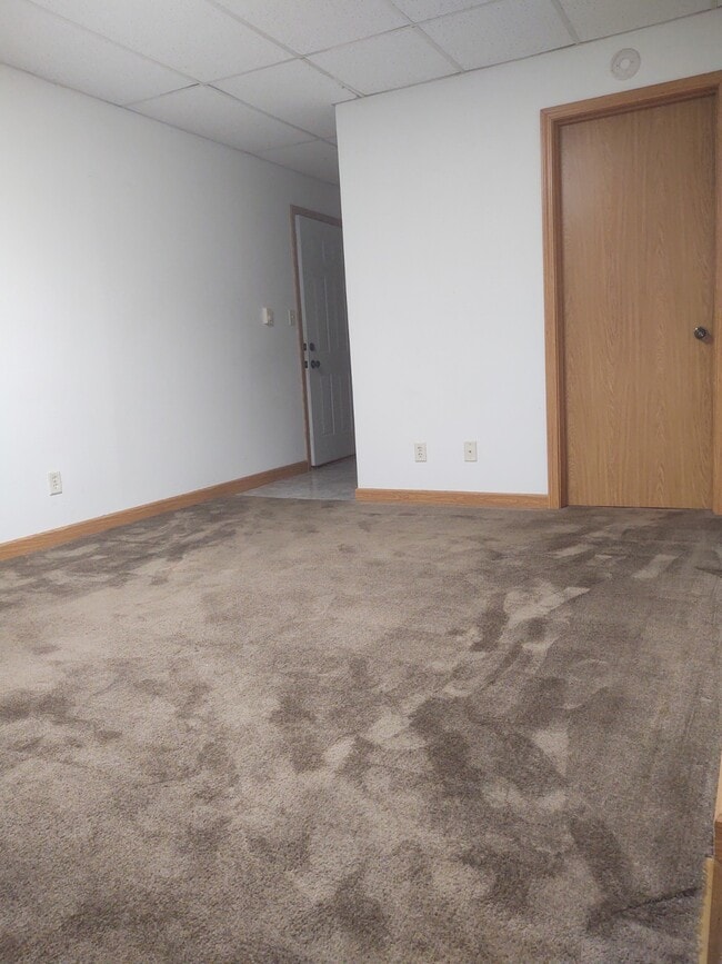 Livingroom towards hallway. - 604 S Shabbona St Unit 4