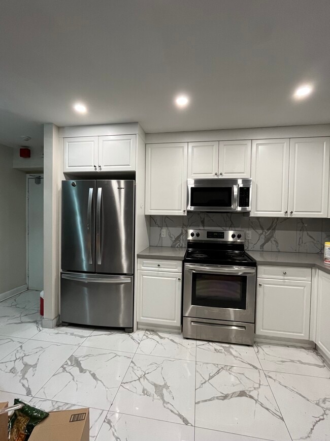 Building Photo - Luxury Unit 1