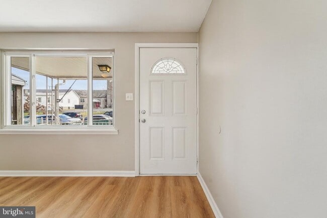 Photo - 7926 Bank St