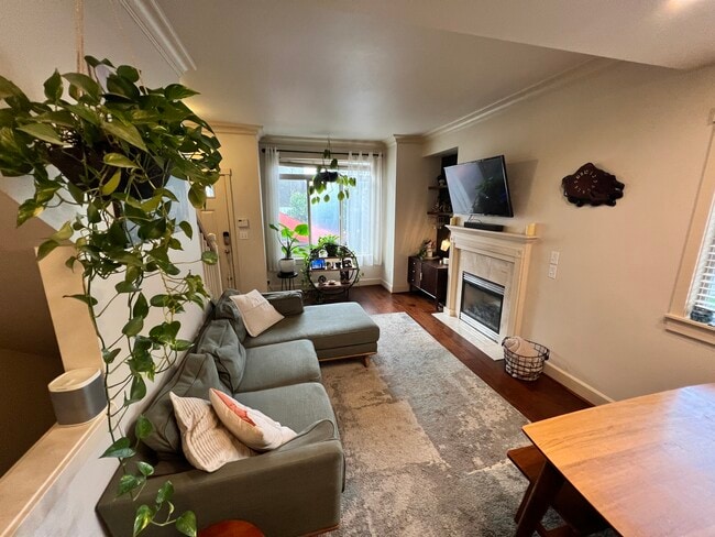 Photo - 3816 Winslow Pl N