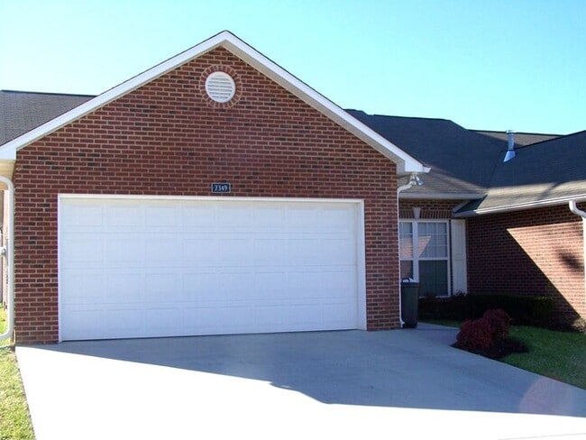 Building Photo - 2 bed, 2 bath, 2 car garage ranch style townhouse in N. Knoxville