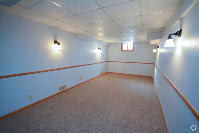 Building Photo - Gorgeous home located just 1 block from St...