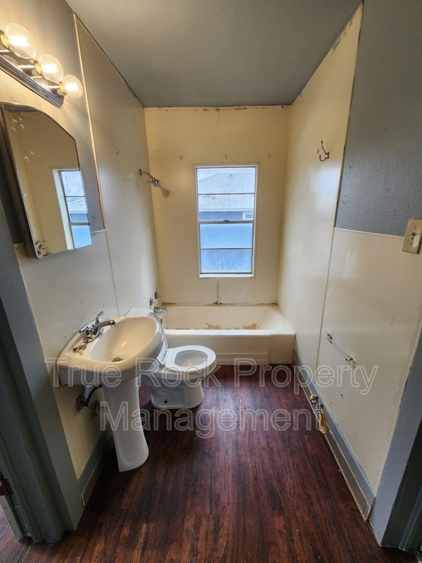 Photo - 400 W 17th St