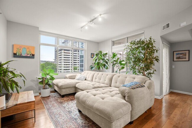 Building Photo - 54 Rainey St Unit 618