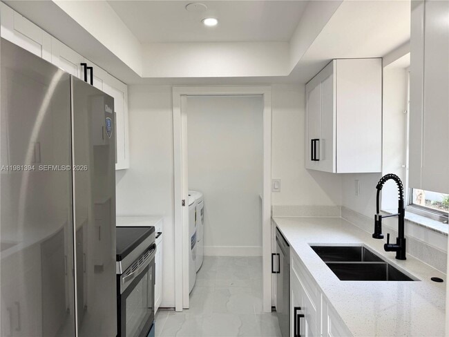 Building Photo - 890 SW 28th St Unit 2