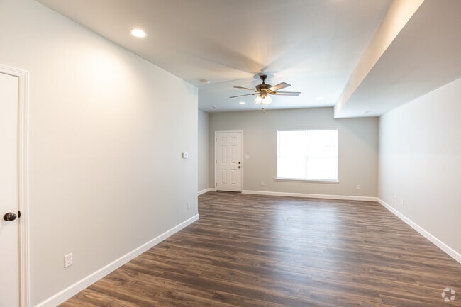 2BR, 1,5BA - 1300 SF