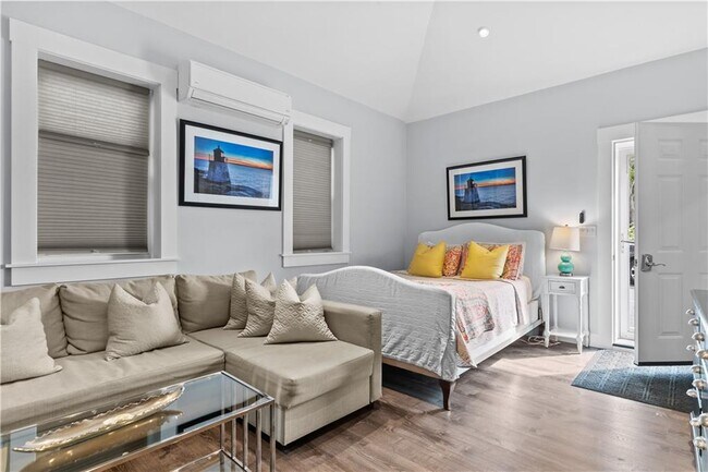 Photo - 137 W Main Rd Unidad REAR