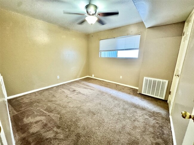 Building Photo - 2201 N Grand Blvd Unit 8