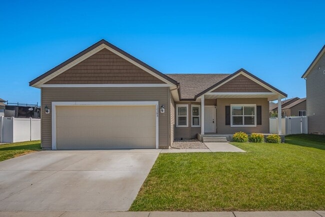 Building Photo - 3 bed 2 bath Crown Pointe Neighborhood wit...
