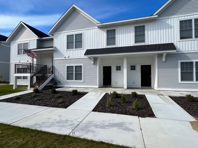 Building Photo - 4 Bed 2.5 Bath Townhome
