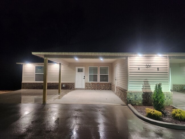 Building Photo - 215 Ridgeway St Unit 215A