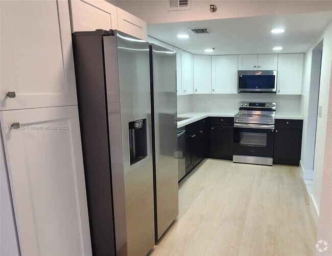 Building Photo - 17890 W Dixie Hwy Unit 318 Rental