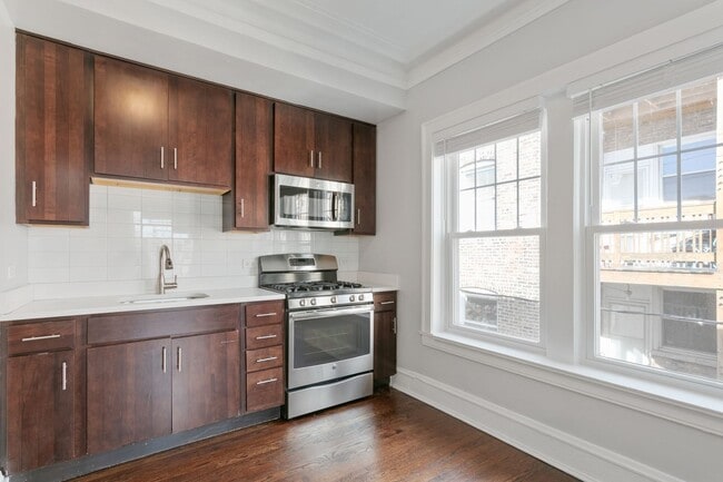 Building Photo - 1058 W Glenlake Ave Rental