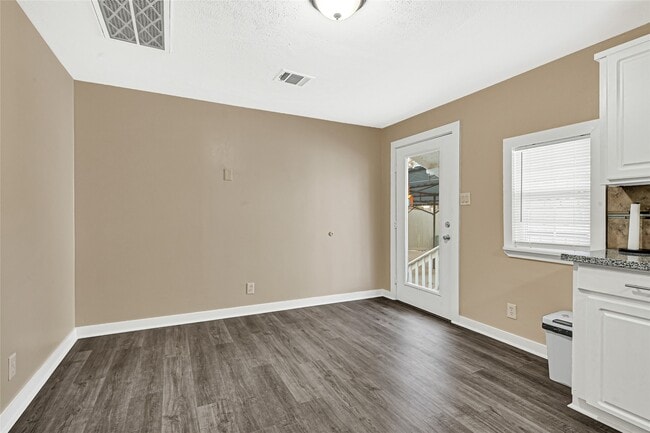 Photo - 305 N Live Oak St