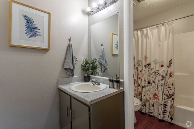 1B, 1BA - 560 SF Ayers - Bathroom