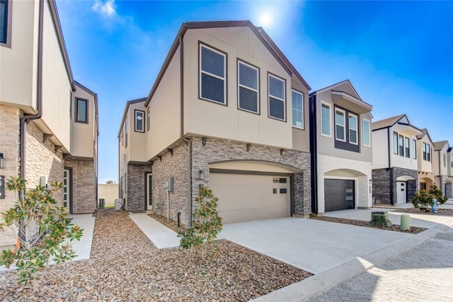 Building Photo - 2919 El Fenice Ln