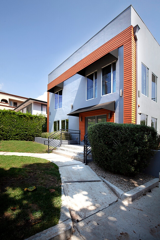 Photo - 1952 N Beachwood Dr