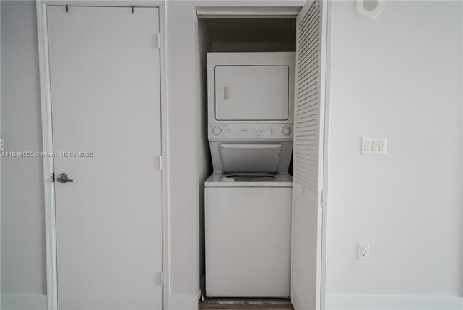 Photo - 950 Brickell Bay Dr Unit 302