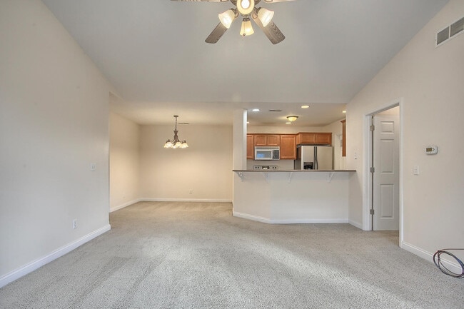 Photo - 701 N Prairieview Rd Unit 4