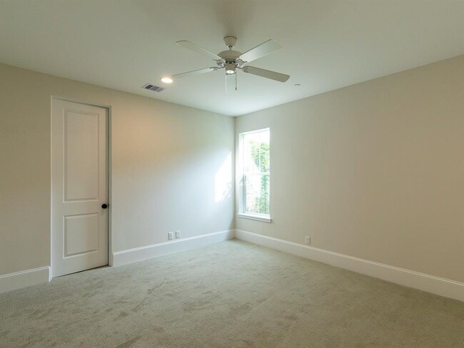 Building Photo - 3821 N Braeswood Blvd Rental