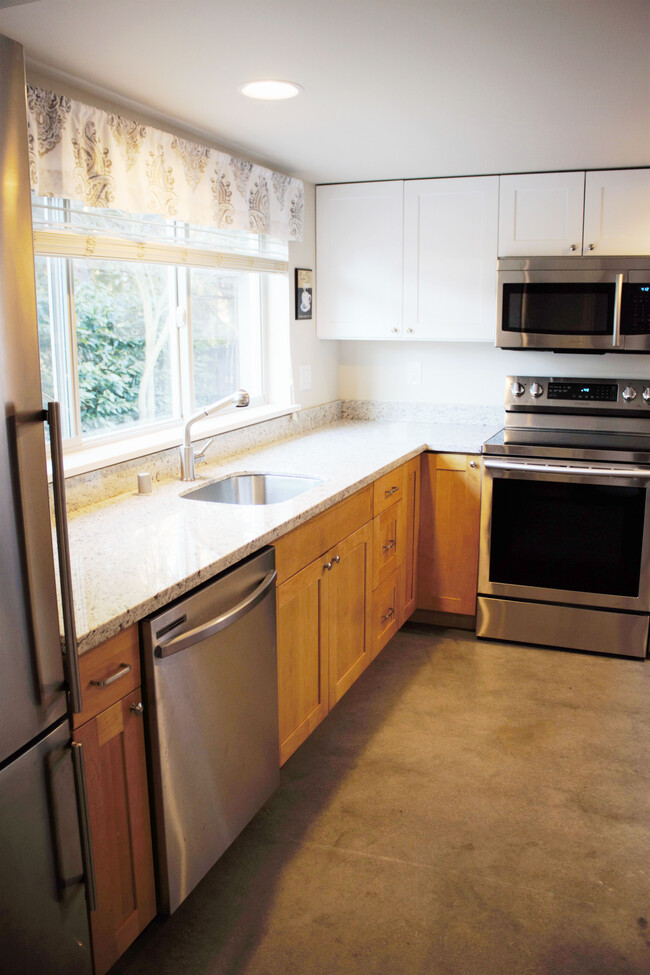 Granit countertop & stainless steel appliance - 3712 29th Ave W Apartment Unit 1