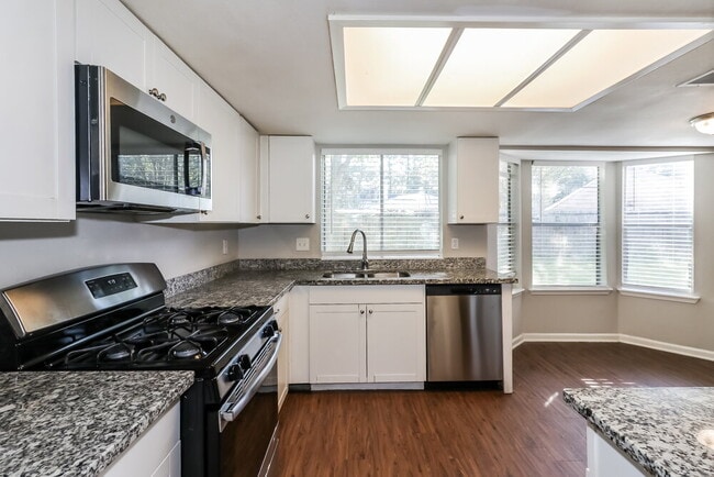 Photo - 18711 Droitwich Dr