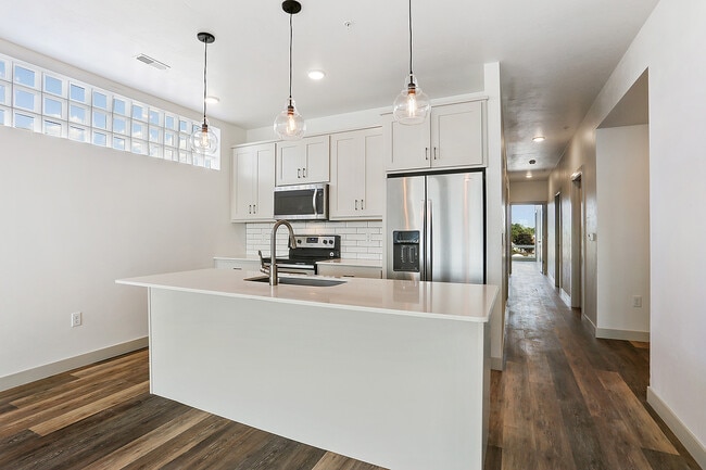 Photo - 102 N Broadway