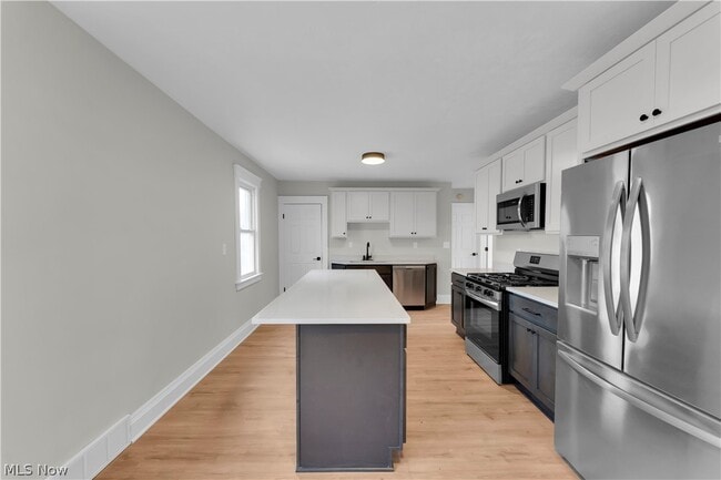Photo - 1330 W 67th St