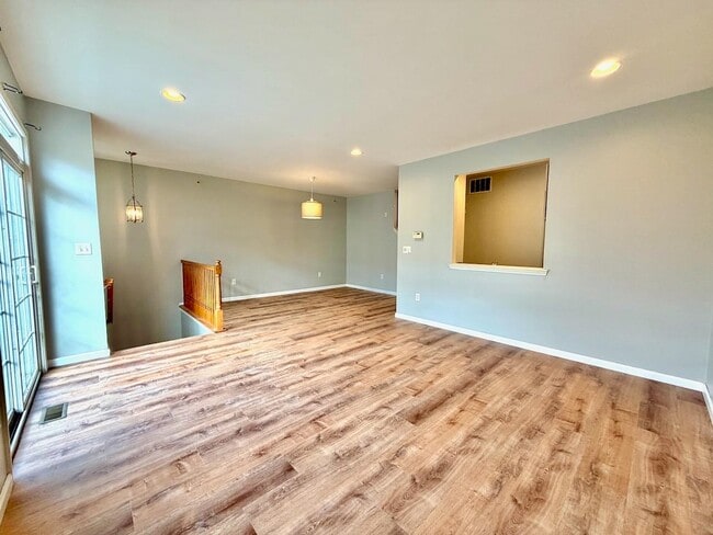 6 McMartin Ct