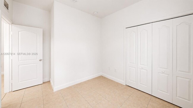 Building Photo - 1652 SE 28th St Unit 200
