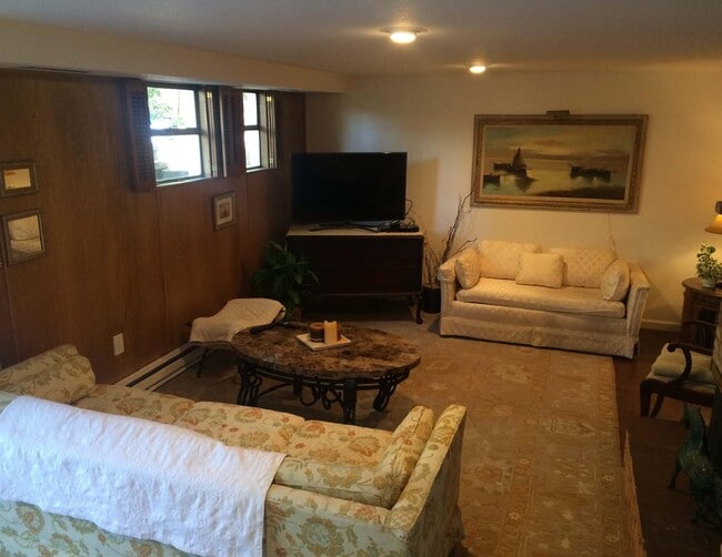 Sala de estar - 2 - 520 17th Ave SE Unidad Basement