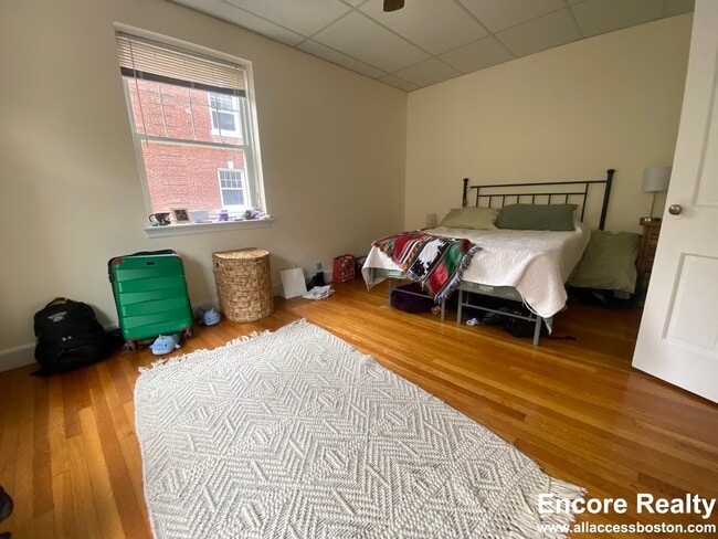 24 Fairbanks St Unidad 2