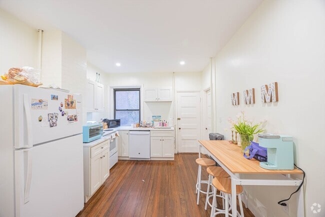 Building Photo - 1855 Beacon St Unit 1 Rental
