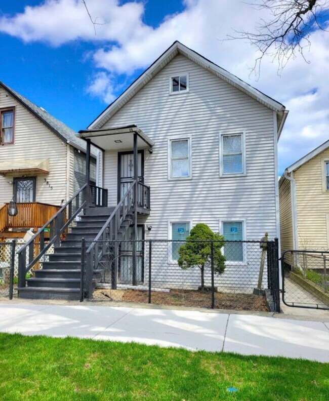 Front yard. Soon to be redeveloped into landscape transformation - 3817 S Wolcott Ave Apartments Unit 1