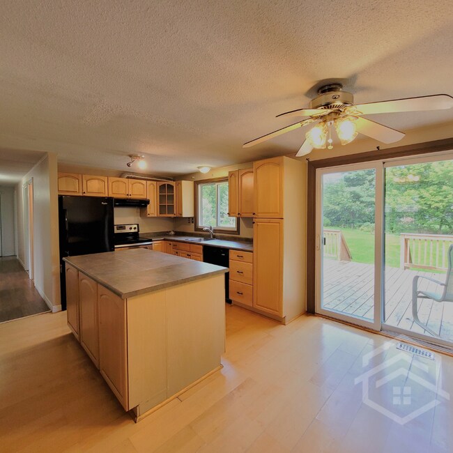 Photo - 4 Bedroom House in Springford!!