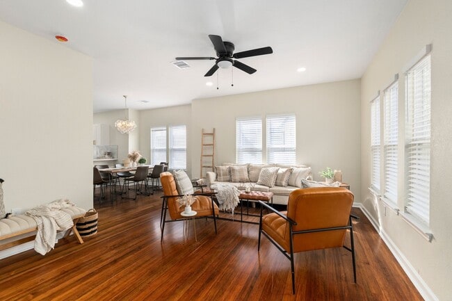 Photo - 102 E Val Verde St