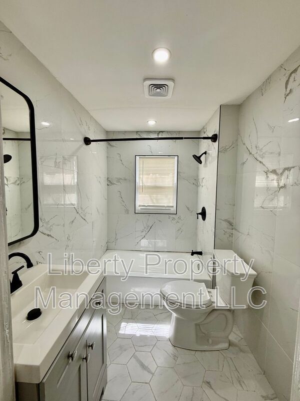Photo - 1628 Murchison Rd