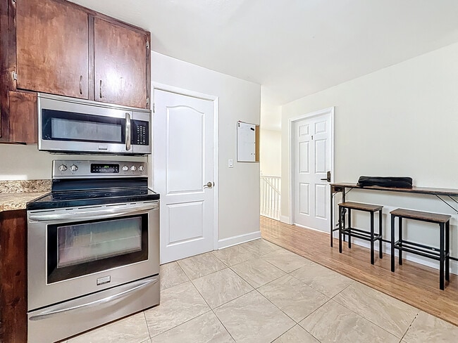 Photo - 1422 Lucy St