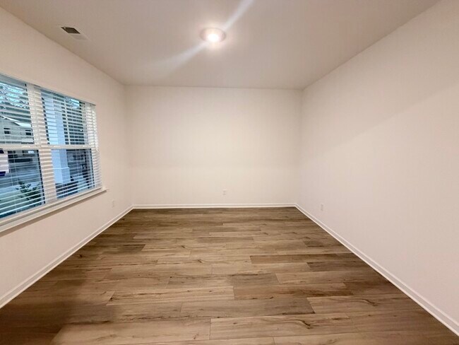 Photo - 532 Red Dragon Dr