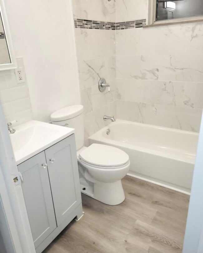 Bath with tub