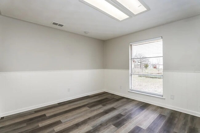 Photo - 2300 Narobi Pl