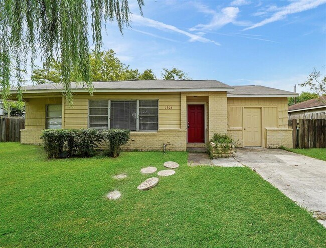 Photo - 1306 Briarwood Dr House