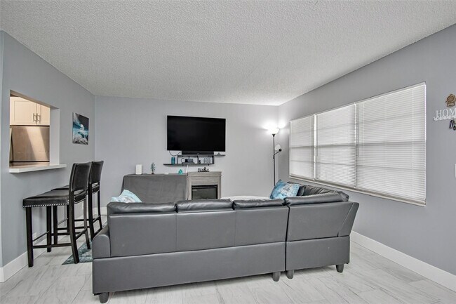 Photo - 436 Fanshaw K Unit 436