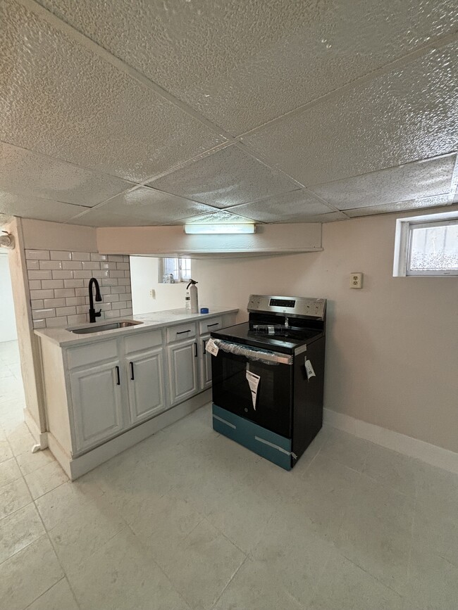 Building Photo - 167 Shephard Ave Rental