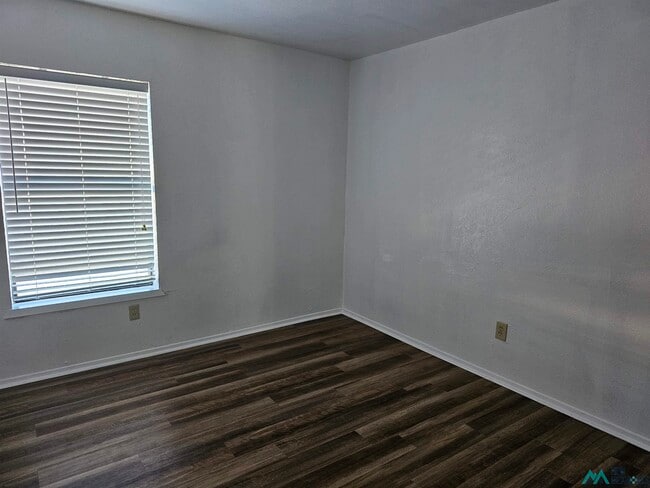 Photo - 921 W 16th St